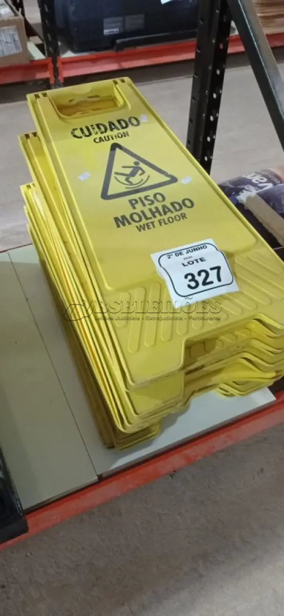 LOTE 327 - 10 PLACAS DE AVISO PARA PISOS MOLHADOS. (NO ESTADO) ATENÇÃO! FAZER A VISITAÇÃO ANTES DE ARREMATAR, NÃO SABEMOS SE FUNCIONA, LEILÃO NÃO TEM GARANTIA E NEM DEVOLUÇÃO, SUJEITO A POSSÍVEIS AVARIAS VISÍVEIS/OCULTAS E/OU AUSÊNCIA DE COMPONENTES.