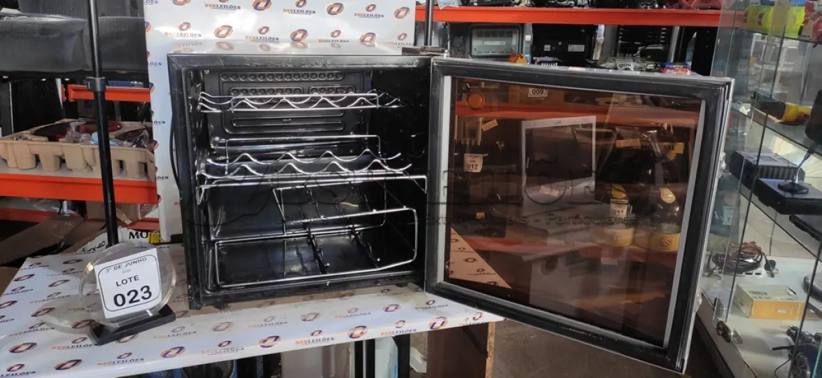 LOTE 023 - 01 ADEGA DE VINHOS 220V MODELO GWC02DBFANS MARCA LG. (NO ESTADO) ATENÇÃO! FAZER A VISITAÇÃO ANTES DE ARREMATAR, NÃO SABEMOS SE FUNCIONA, LEILÃO NÃO TEM GARANTIA E NEM DEVOLUÇÃO, SUJEITO A POSSÍVEIS AVARIAS VISÍVEIS/OCULTAS E/OU AUSÊNCIA DE COMPONENTES.