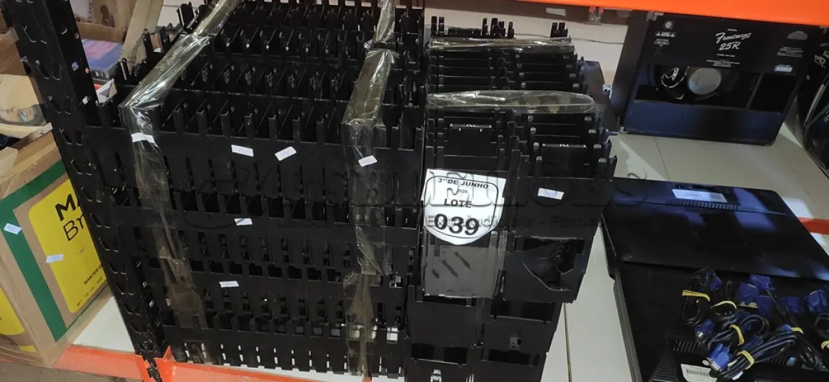 LOTE 039 - 01 LOTE COM GRANDE QUANTIDADE DE SUPORTES PARA HD. (NO ESTADO) ATENÇÃO! FAZER A VISITAÇÃO ANTES DE ARREMATAR, NÃO SABEMOS SE FUNCIONA, LEILÃO NÃO TEM GARANTIA E NEM DEVOLUÇÃO, SUJEITO A POSSÍVEIS AVARIAS VISÍVEIS/OCULTAS E/OU AUSÊNCIA DE COMPONENTES.