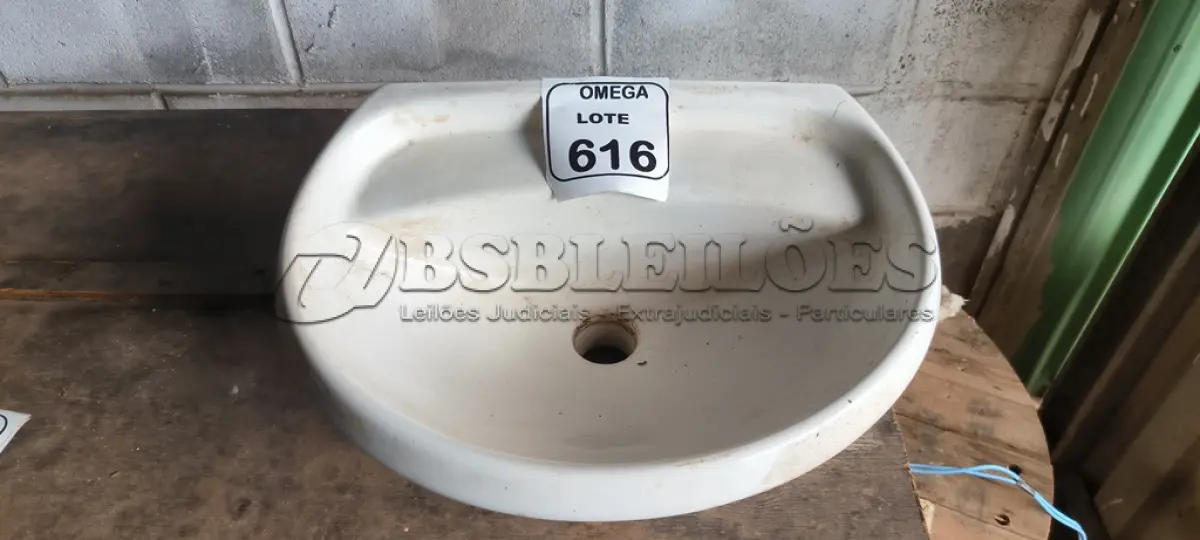 LOTE 616 - 01 LAVATÓRIO EM LOUÇA BRANCA DE PAREDE. (NO ESTADO EM QUE SE ENCONTRA. SUJEITO A AVARIAS OCULTAS/VISÍVEIS.)