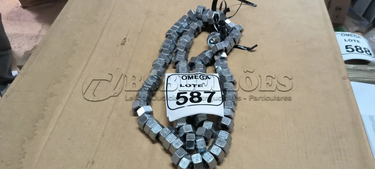LOTE 587 - 100 PORCAS SEXTAVADAS POLIDA M13 X 1.5. (NO ESTADO EM QUE SE ENCONTRA. SUJEITO A AVARIAS OCULTAS/VISÍVEIS.)