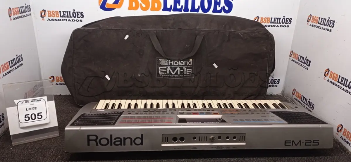 LOTE 505 - 01 TECLADO MUSICAL MODELO EM 25 MARCA ROLAND. (NO ESTADO) ATENÇÃO! FAZER A VISITAÇÃO ANTES DE ARREMATAR, NÃO SABEMOS SE FUNCIONA, LEILÃO NÃO TEM GARANTIA E NEM DEVOLUÇÃO, SUJEITO A POSSÍVEIS AVARIAS VISÍVEIS/OCULTAS E/OU AUSÊNCIA DE COMPONENTES.