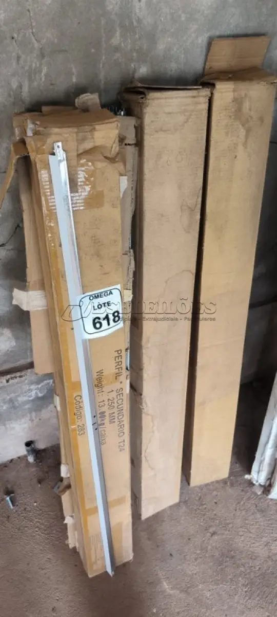 LOTE 618 - 227 PERFIS SECUNDÁRIOS PARA FORRO REMOVÍVEL - 25A - 1250. (NO ESTADO EM QUE SE ENCONTRA. SUJEITO A AVARIAS OCULTAS/VISÍVEIS.)