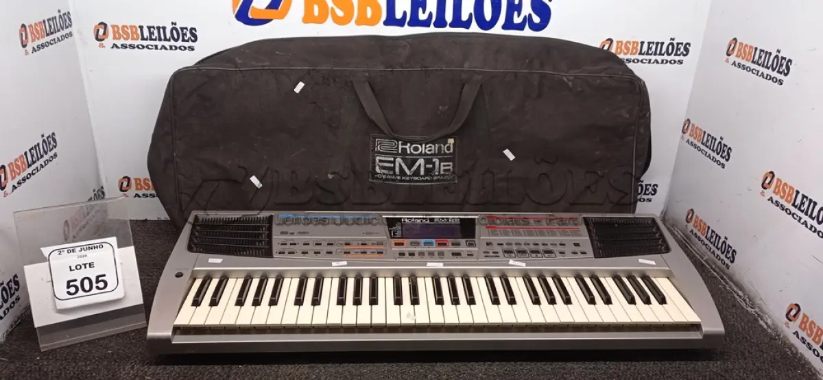 LOTE 505 - 01 TECLADO MUSICAL MODELO EM 25 MARCA ROLAND. (NO ESTADO) ATENÇÃO! FAZER A VISITAÇÃO ANTES DE ARREMATAR, NÃO SABEMOS SE FUNCIONA, LEILÃO NÃO TEM GARANTIA E NEM DEVOLUÇÃO, SUJEITO A POSSÍVEIS AVARIAS VISÍVEIS/OCULTAS E/OU AUSÊNCIA DE COMPONENTES.