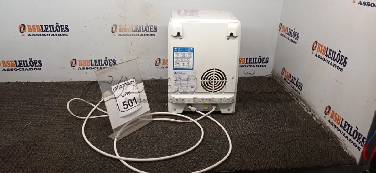 LOTE 501 - 01 PURIFICADOR DE ÁGUA 220V MARCA ELECTROLUX. (NO ESTADO) ATENÇÃO! FAZER A VISITAÇÃO ANTES DE ARREMATAR, NÃO SABEMOS SE FUNCIONA, LEILÃO NÃO TEM GARANTIA E NEM DEVOLUÇÃO, SUJEITO A POSSÍVEIS AVARIAS VISÍVEIS/OCULTAS E/OU AUSÊNCIA DE COMPONENTES.