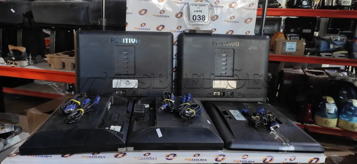 LOTE 038 - 02 MONITORES LCD 11’’ MARCA AOC E 03 MONITORES LCD MARCA POSITIVO E VÁRIOS CABOS VGA. (NO ESTADO) ATENÇÃO! FAZER A VISITAÇÃO ANTES DE ARREMATAR, NÃO SABEMOS SE FUNCIONA, LEILÃO NÃO TEM GARANTIA E NEM DEVOLUÇÃO, SUJEITO A POSSÍVEIS AVARIAS VISÍVEIS/OCULTAS E/OU AUSÊNCIA DE COMPONENTES.