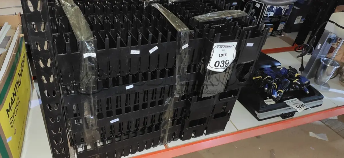 LOTE 039 - 01 LOTE COM GRANDE QUANTIDADE DE SUPORTES PARA HD. (NO ESTADO) ATENÇÃO! FAZER A VISITAÇÃO ANTES DE ARREMATAR, NÃO SABEMOS SE FUNCIONA, LEILÃO NÃO TEM GARANTIA E NEM DEVOLUÇÃO, SUJEITO A POSSÍVEIS AVARIAS VISÍVEIS/OCULTAS E/OU AUSÊNCIA DE COMPONENTES.