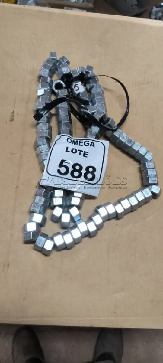LOTE 588 - 100 PORCAS SEXTAVADAS POLIDA M13 X 1.5. (NO ESTADO EM QUE SE ENCONTRA. SUJEITO A AVARIAS OCULTAS/VISÍVEIS.)