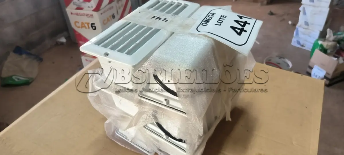 LOTE 441 - 06 LUMINÁRIAS DE EMBUTIR PARA LÃMPADA A60 E27 COM GRADE. (NO ESTADO EM QUE SE ENCONTRA. SUJEITO A AVARIAS OCULTAS/VISÍVEIS.)