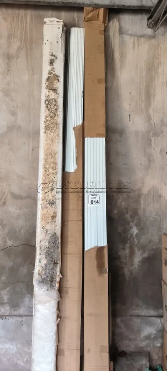 LOTE 614 - 93 LONGARINAS PARA FORRO REMOVÍVEL - TF 38 X 3125 NA COR BRANCA. (NO ESTADO EM QUE SE ENCONTRA. SUJEITO A AVARIAS OCULTAS/VISÍVEIS.)