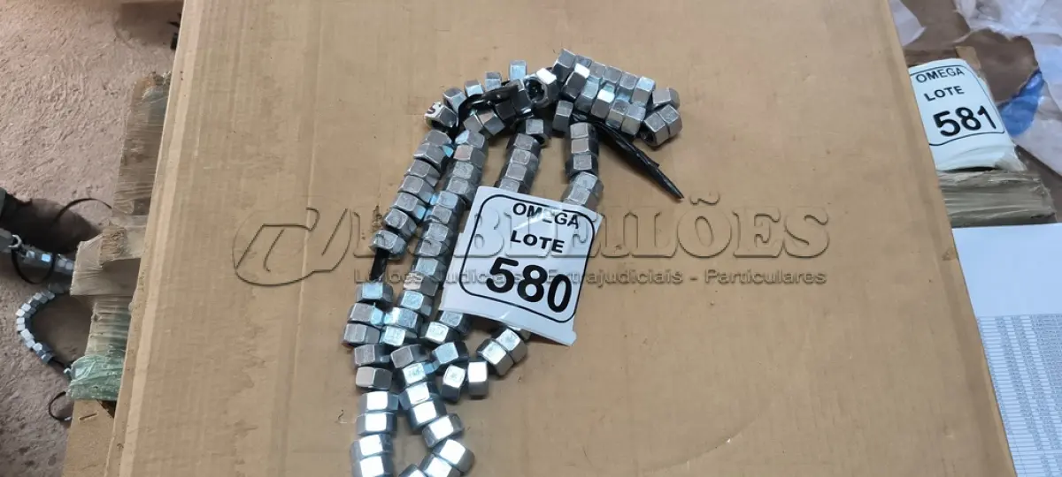 LOTE 580 - 100 PORCAS SEXTAVADAS POLIDA M13 X 1.5. (NO ESTADO EM QUE SE ENCONTRA. SUJEITO A AVARIAS OCULTAS/VISÍVEIS.)