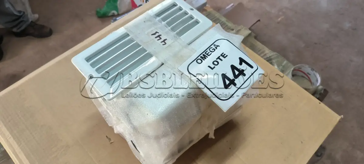 LOTE 441 - 06 LUMINÁRIAS DE EMBUTIR PARA LÃMPADA A60 E27 COM GRADE. (NO ESTADO EM QUE SE ENCONTRA. SUJEITO A AVARIAS OCULTAS/VISÍVEIS.)