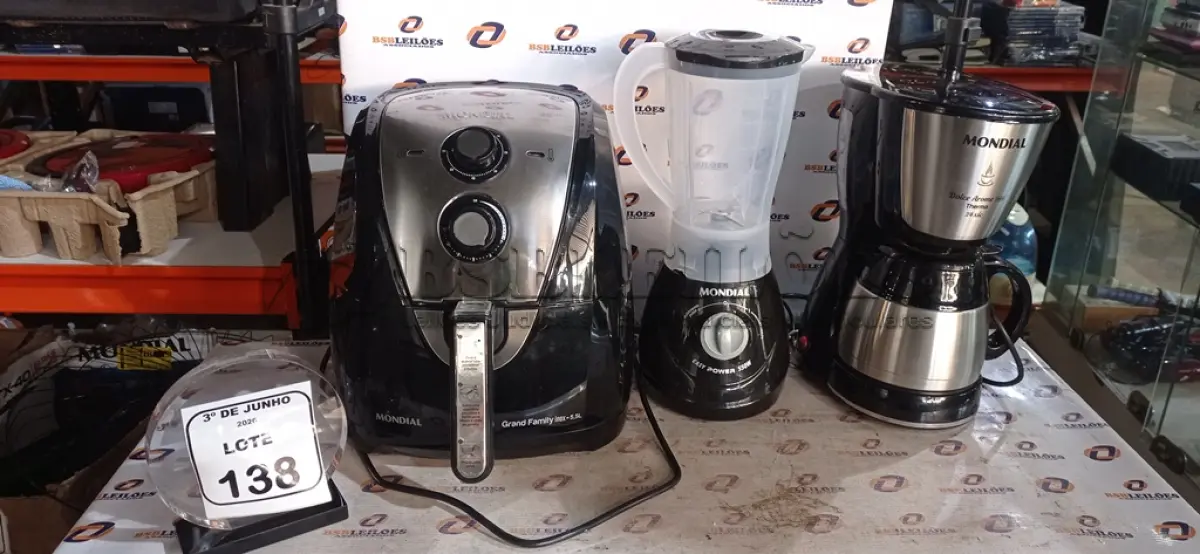 LOTE 138 - 01 CAFETEIRA 220V, 01 LIQUIDIFICADOR E 01 AIR FRYER 5,5L MARCA MONDIAL. (NO ESTADO) ATENÇÃO! FAZER A VISITAÇÃO ANTES DE ARREMATAR, NÃO SABEMOS SE FUNCIONA, LEILÃO NÃO TEM GARANTIA E NEM DEVOLUÇÃO, SUJEITO A POSSÍVEIS AVARIAS VISÍVEIS/OCULTAS E/OU AUSÊNCIA DE COMPONENTES.