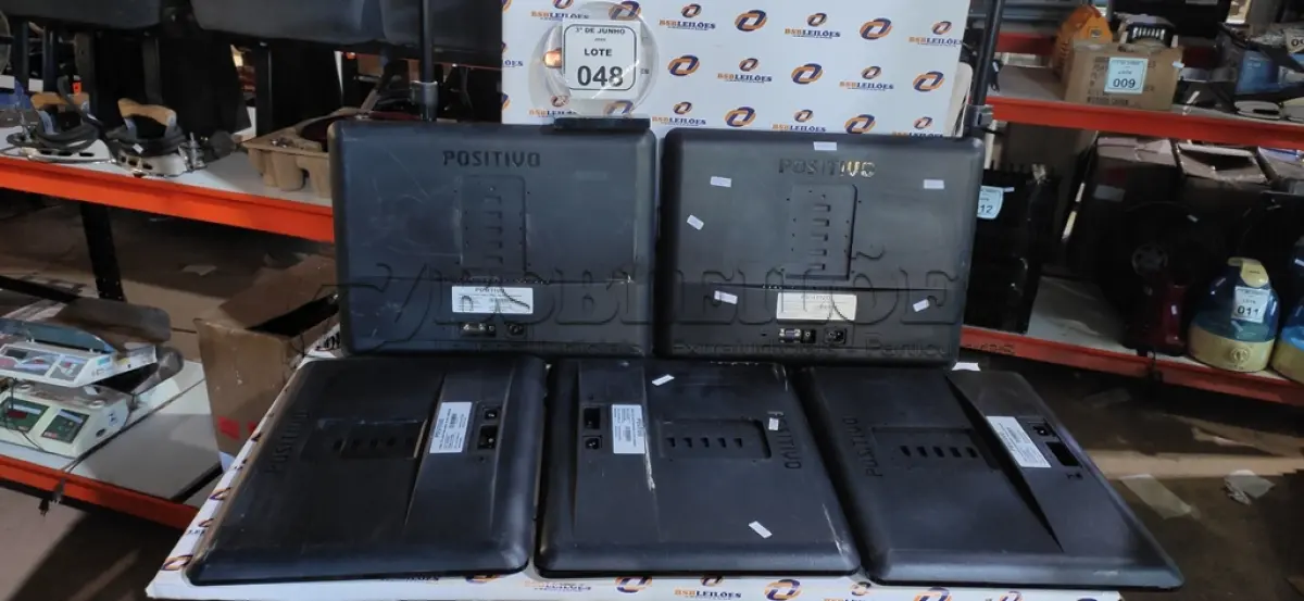 LOTE 048 - 05 MONITORES LCD COLORIDO MARCA POSITIVO. (NO ESTADO) ATENÇÃO! FAZER A VISITAÇÃO ANTES DE ARREMATAR, NÃO SABEMOS SE FUNCIONA, LEILÃO NÃO TEM GARANTIA E NEM DEVOLUÇÃO, SUJEITO A POSSÍVEIS AVARIAS VISÍVEIS/OCULTAS E/OU AUSÊNCIA DE COMPONENTES.