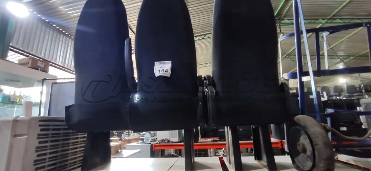 LOTE 164 - 03 BANCOS PARA VANS. (NO ESTADO) ATENÇÃO! FAZER A VISITAÇÃO ANTES DE ARREMATAR, NÃO SABEMOS SE FUNCIONA, LEILÃO NÃO TEM GARANTIA E NEM DEVOLUÇÃO, SUJEITO A POSSÍVEIS AVARIAS VISÍVEIS/OCULTAS E/OU AUSÊNCIA DE COMPONENTES.