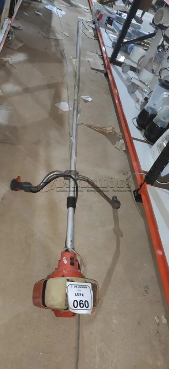 LOTE 060 - 01 ROÇADEIRA MODELO 143R-II MARCA HUSQVARNA INCOMPLETA. (NO ESTADO) ATENÇÃO! FAZER A VISITAÇÃO ANTES DE ARREMATAR, NÃO SABEMOS SE FUNCIONA, LEILÃO NÃO TEM GARANTIA E NEM DEVOLUÇÃO, SUJEITO A POSSÍVEIS AVARIAS VISÍVEIS/OCULTAS E/OU AUSÊNCIA DE COMPONENTES.