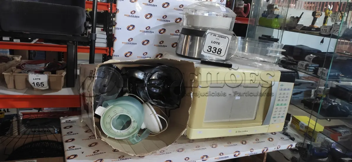 LOTE 338 - 01 MICRO-ONDAS MARCA ELECTROLUX, 01 PANELA ELÉTRICA A VAPOR MARCA SEVERIN E 03 ESPREMEDORES DE FRUTA DE MARCAS E MODELOS DIVERSOS. (NO ESTADO) ATENÇÃO! FAZER A VISITAÇÃO ANTES DE ARREMATAR, NÃO SABEMOS SE FUNCIONA, LEILÃO NÃO TEM GARANTIA E NEM DEVOLUÇÃO, SUJEITO A POSSÍVEIS AVARIAS VISÍVEIS/OCULTAS E/OU AUSÊNCIA DE COMPONENTES.