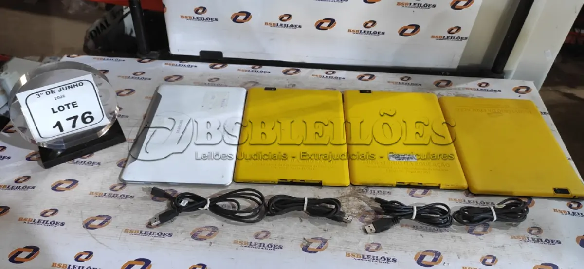 LOTE 176 - 01 TABLET MARCA SAMSUNG E 03 TABLETS MARCA POSITIVO PARA RETIRADA DE PEÇAS. (NO ESTADO) ATENÇÃO! FAZER A VISITAÇÃO ANTES DE ARREMATAR, NÃO SABEMOS SE FUNCIONA, LEILÃO NÃO TEM GARANTIA E NEM DEVOLUÇÃO, SUJEITO A POSSÍVEIS AVARIAS VISÍVEIS/OCULTAS E/OU AUSÊNCIA DE COMPONENTES.