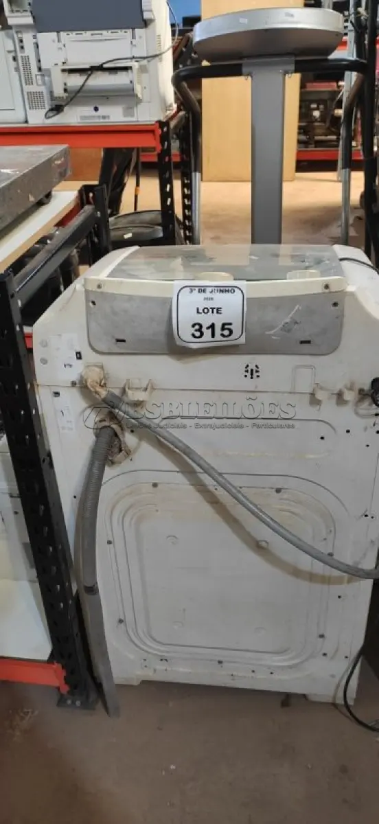 LOTE 315 - 01 MÁQUINA DE LAVAR 10KG 220V MARCA ELECTROLUX. (NO ESTADO) ATENÇÃO! FAZER A VISITAÇÃO ANTES DE ARREMATAR, NÃO SABEMOS SE FUNCIONA, LEILÃO NÃO TEM GARANTIA E NEM DEVOLUÇÃO, SUJEITO A POSSÍVEIS AVARIAS VISÍVEIS/OCULTAS E/OU AUSÊNCIA DE COMPONENTES.