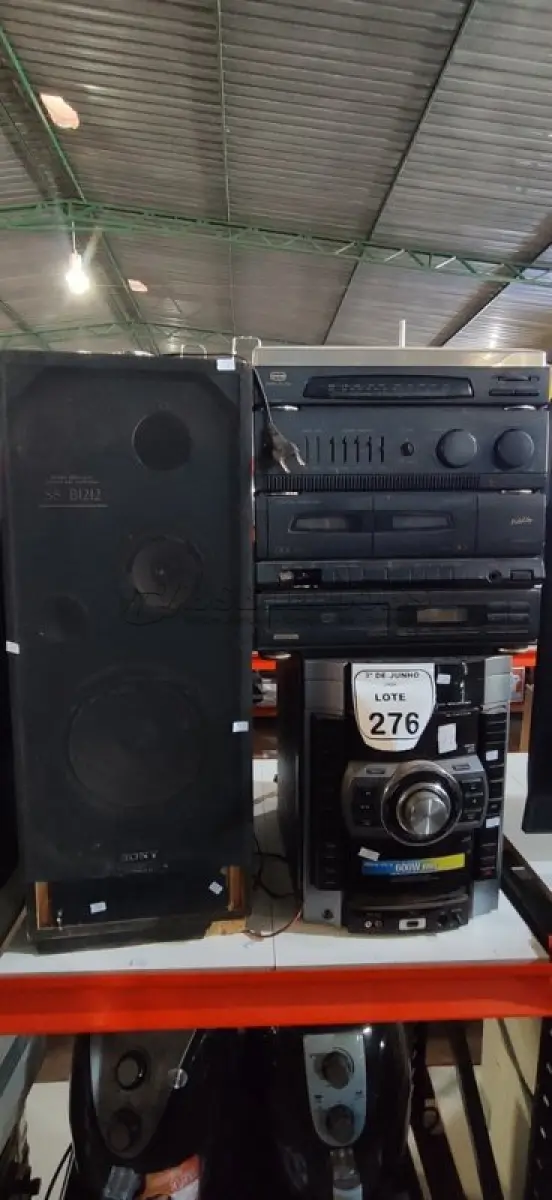 LOTE 276 - 01 MINI SYSTEM MARCA GENEZI E 01 APARELHO DE SOM 3 EM 1 MODELO SS-7700 MARCA CCE E 01 CAIXA DE SOM MODELO SS-B1212 MARCA SONY. (NO ESTADO) ATENÇÃO! FAZER A VISITAÇÃO ANTES DE ARREMATAR, NÃO SABEMOS SE FUNCIONA, LEILÃO NÃO TEM GARANTIA E NEM DEVOLUÇÃO, SUJEITO A POSSÍVEIS AVARIAS VISÍVEIS/OCULTAS E/OU AUSÊNCIA DE COMPONENTES.