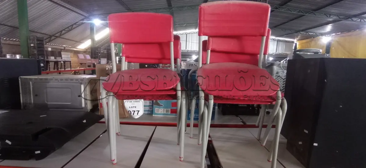 LOTE 077 - 06 CADEIRAS ESCOLARES INFANTIL DE FERRO COM ASSENTO EM PLÁSTICO NA COR VERMELHA. (NO ESTADO) ATENÇÃO! FAZER A VISITAÇÃO ANTES DE ARREMATAR, NÃO SABEMOS SE FUNCIONA, LEILÃO NÃO TEM GARANTIA E NEM DEVOLUÇÃO, SUJEITO A POSSÍVEIS AVARIAS VISÍVEIS/OCULTAS E/OU AUSÊNCIA DE COMPONENTES.