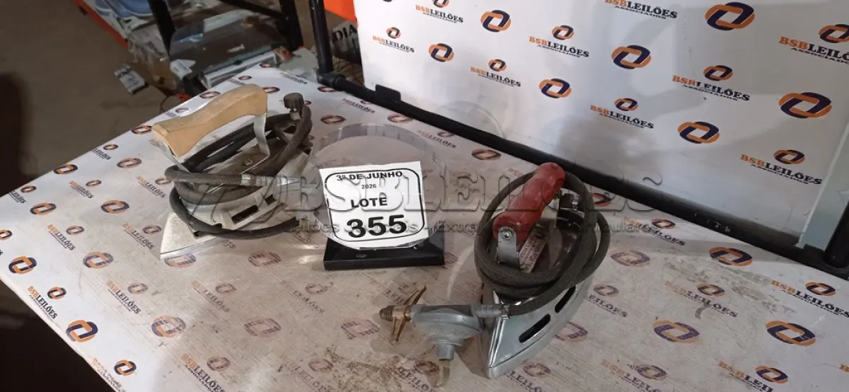 LOTE 355 - 02 FERROS DE PASSAR A GÁS MARCA CHAMA FORTE. (NO ESTADO) ATENÇÃO! FAZER A VISITAÇÃO ANTES DE ARREMATAR, NÃO SABEMOS SE FUNCIONA, LEILÃO NÃO TEM GARANTIA E NEM DEVOLUÇÃO, SUJEITO A POSSÍVEIS AVARIAS VISÍVEIS/OCULTAS E/OU AUSÊNCIA DE COMPONENTES.