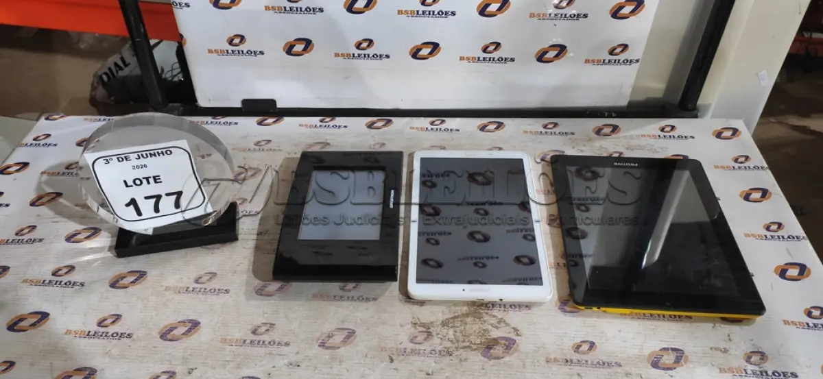 LOTE 177 - 01 PORTA RETRATO DIGITAL E 02 TABLETS MARCA POSITIVO E SAMSUNG. (NO ESTADO) ATENÇÃO! FAZER A VISITAÇÃO ANTES DE ARREMATAR, NÃO SABEMOS SE FUNCIONA, LEILÃO NÃO TEM GARANTIA E NEM DEVOLUÇÃO, SUJEITO A POSSÍVEIS AVARIAS VISÍVEIS/OCULTAS E/OU AUSÊNCIA DE COMPONENTES.