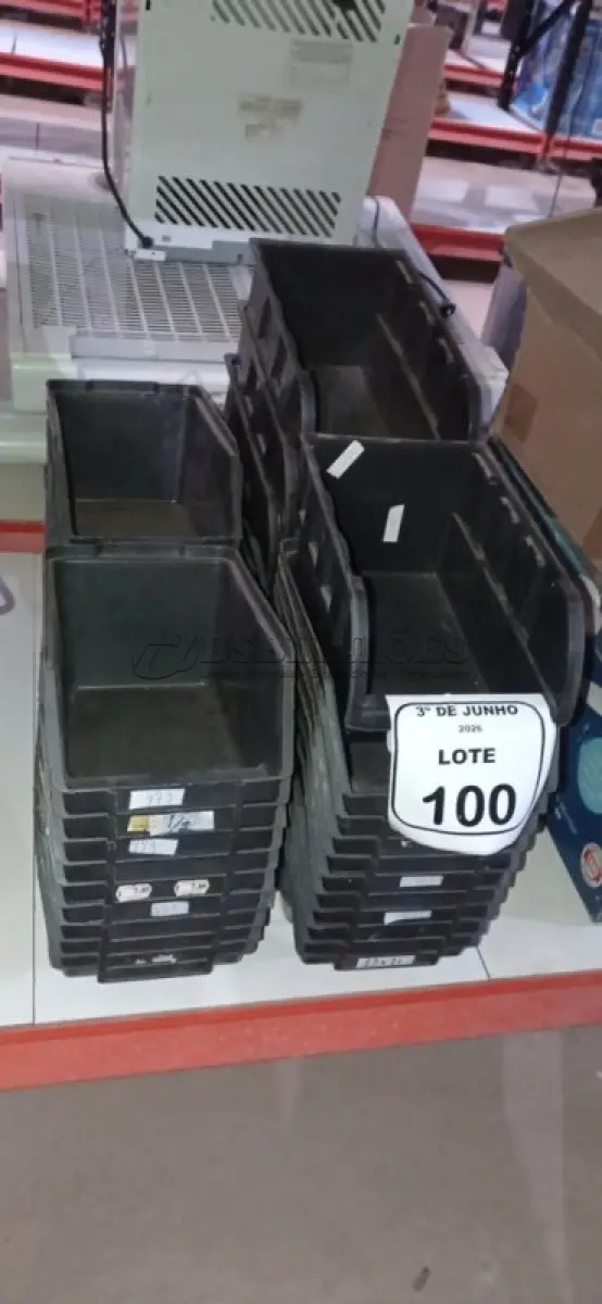 LOTE 100 - 01 LOTE COM GRANDE QUANTIDADE DE CAIXAS DE PLÁSTICO ORGANIZADORAS DE PARAFUSOS. (NO ESTADO) ATENÇÃO! FAZER A VISITAÇÃO ANTES DE ARREMATAR, NÃO SABEMOS SE FUNCIONA, LEILÃO NÃO TEM GARANTIA E NEM DEVOLUÇÃO, SUJEITO A POSSÍVEIS AVARIAS VISÍVEIS/OCULTAS E/OU AUSÊNCIA DE COMPONENTES.
