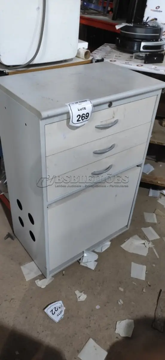 LOTE 269 - 01 GAVETEIRO EM AÇO E MADEIRA COM 03 GAVETAS E 01 PORTA. (NO ESTADO) ATENÇÃO! FAZER A VISITAÇÃO ANTES DE ARREMATAR, NÃO SABEMOS SE FUNCIONA, LEILÃO NÃO TEM GARANTIA E NEM DEVOLUÇÃO, SUJEITO A POSSÍVEIS AVARIAS VISÍVEIS/OCULTAS E/OU AUSÊNCIA DE COMPONENTES.