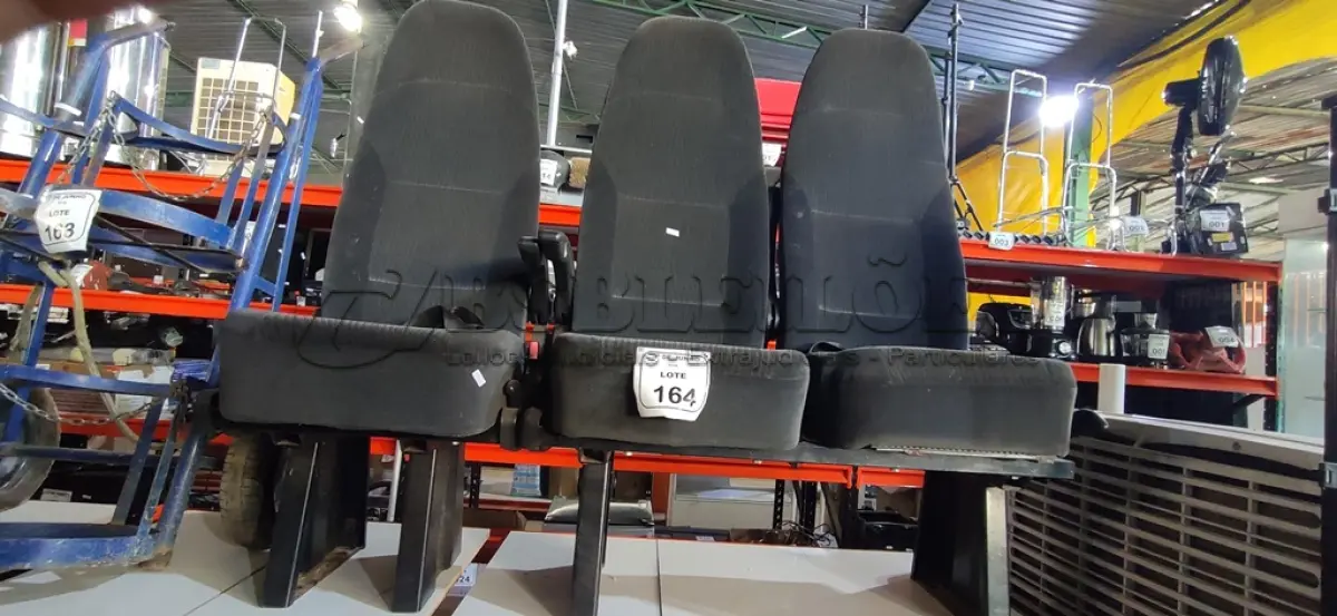 LOTE 164 - 03 BANCOS PARA VANS. (NO ESTADO) ATENÇÃO! FAZER A VISITAÇÃO ANTES DE ARREMATAR, NÃO SABEMOS SE FUNCIONA, LEILÃO NÃO TEM GARANTIA E NEM DEVOLUÇÃO, SUJEITO A POSSÍVEIS AVARIAS VISÍVEIS/OCULTAS E/OU AUSÊNCIA DE COMPONENTES.