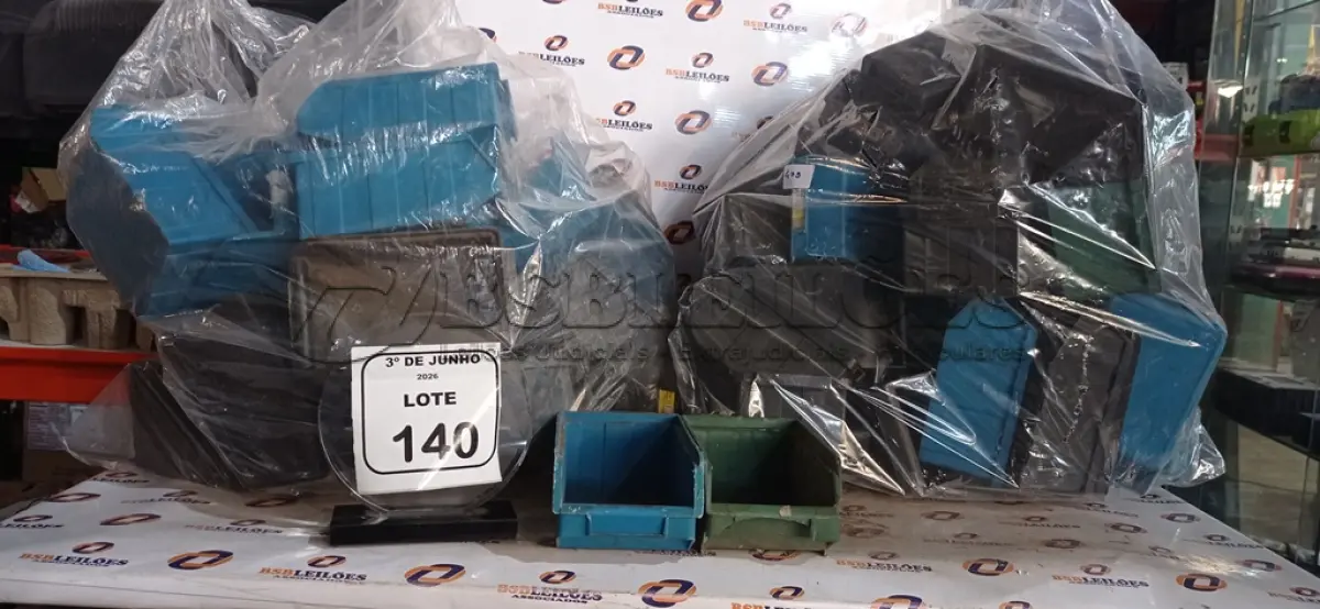 LOTE 140 - 01 LOTE COM GRANDE QUANTIDADE DE CAIXAS DE PLÁSTICO ORGANIZADORAS DE PARAFUSOS. (NO ESTADO) ATENÇÃO! FAZER A VISITAÇÃO ANTES DE ARREMATAR, NÃO SABEMOS SE FUNCIONA, LEILÃO NÃO TEM GARANTIA E NEM DEVOLUÇÃO, SUJEITO A POSSÍVEIS AVARIAS VISÍVEIS/OCULTAS E/OU AUSÊNCIA DE COMPONENTES.