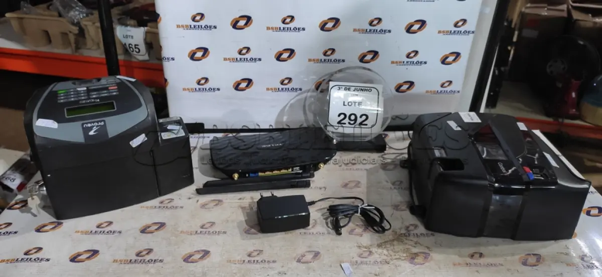LOTE 292 - 01 ROTEADOR MODELO AC 750 MARCA TP-LINK E 02 RELÓGIOS DE PONTO. (NO ESTADO) ATENÇÃO! FAZER A VISITAÇÃO ANTES DE ARREMATAR, NÃO SABEMOS SE FUNCIONA, LEILÃO NÃO TEM GARANTIA E NEM DEVOLUÇÃO, SUJEITO A POSSÍVEIS AVARIAS VISÍVEIS/OCULTAS E/OU AUSÊNCIA DE COMPONENTES.