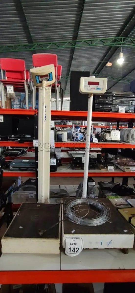 LOTE 142 - 02 BALANÇAS CORPORAIS. (NO ESTADO) ATENÇÃO! FAZER A VISITAÇÃO ANTES DE ARREMATAR, NÃO SABEMOS SE FUNCIONA, LEILÃO NÃO TEM GARANTIA E NEM DEVOLUÇÃO, SUJEITO A POSSÍVEIS AVARIAS VISÍVEIS/OCULTAS E/OU AUSÊNCIA DE COMPONENTES.