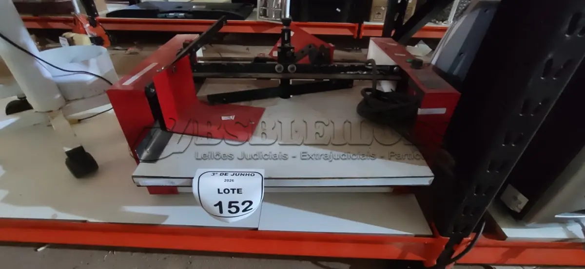 LOTE 152 - 01 SERRILHADEIRA GRÁFICA. (NO ESTADO) ATENÇÃO! FAZER A VISITAÇÃO ANTES DE ARREMATAR, NÃO SABEMOS SE FUNCIONA, LEILÃO NÃO TEM GARANTIA E NEM DEVOLUÇÃO, SUJEITO A POSSÍVEIS AVARIAS VISÍVEIS/OCULTAS E/OU AUSÊNCIA DE COMPONENTES.