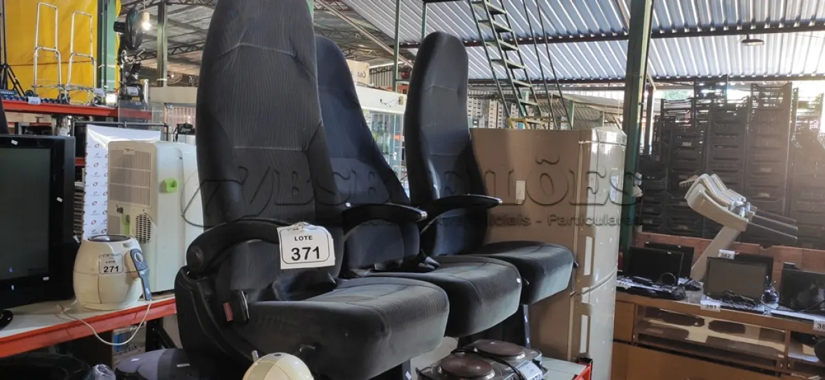 LOTE 371 - 03 BANCOS PARA VANS. (NO ESTADO) ATENÇÃO! FAZER A VISITAÇÃO ANTES DE ARREMATAR, NÃO SABEMOS SE FUNCIONA, LEILÃO NÃO TEM GARANTIA E NEM DEVOLUÇÃO, SUJEITO A POSSÍVEIS AVARIAS VISÍVEIS/OCULTAS E/OU AUSÊNCIA DE COMPONENTES.