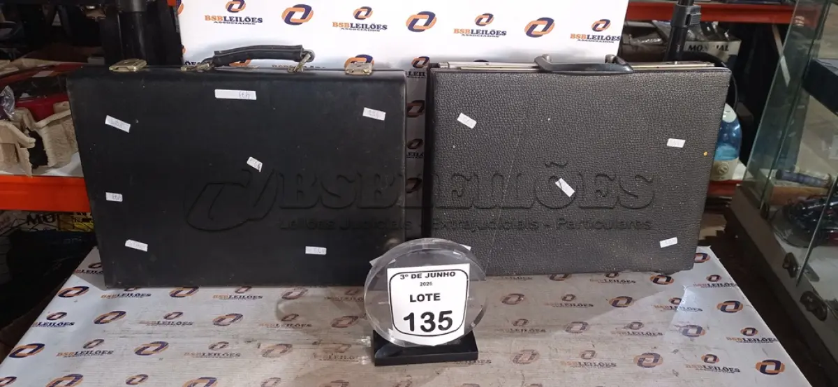 LOTE 135 - 02 MALETAS COM TRANCA. (NO ESTADO) ATENÇÃO! FAZER A VISITAÇÃO ANTES DE ARREMATAR, NÃO SABEMOS SE FUNCIONA, LEILÃO NÃO TEM GARANTIA E NEM DEVOLUÇÃO, SUJEITO A POSSÍVEIS AVARIAS VISÍVEIS/OCULTAS E/OU AUSÊNCIA DE COMPONENTES.