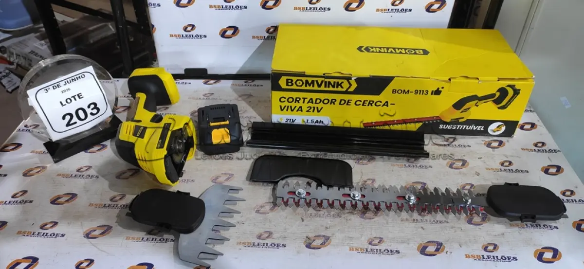 LOTE 203 - 01 MÁQUINA DE CORTAR CERCA-VIVA A BATERIA 21V MARCA BOMVINK. (NO ESTADO) ATENÇÃO! FAZER A VISITAÇÃO ANTES DE ARREMATAR, NÃO SABEMOS SE FUNCIONA, LEILÃO NÃO TEM GARANTIA E NEM DEVOLUÇÃO, SUJEITO A POSSÍVEIS AVARIAS VISÍVEIS/OCULTAS E/OU AUSÊNCIA DE COMPONENTES.