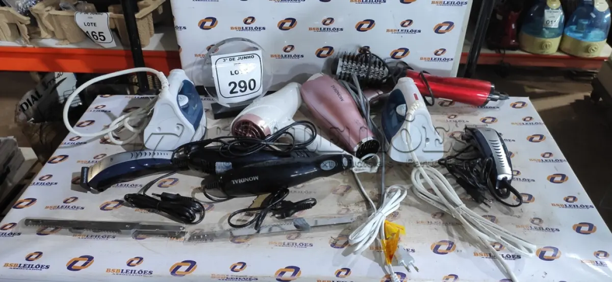 LOTE 290 - 02 FERROS DE PASSAR, 02 SECADORES DE CABELO, 01 ESCOVA DE CABELO, 02 MÁQUINAS DE CORTAR CABELO E 02 FACAS ELÉTRICAS MARCA MONDIAL. (NO ESTADO) ATENÇÃO! FAZER A VISITAÇÃO ANTES DE ARREMATAR, NÃO SABEMOS SE FUNCIONA, LEILÃO NÃO TEM GARANTIA E NEM DEVOLUÇÃO, SUJEITO A POSSÍVEIS AVARIAS VISÍVEIS/OCULTAS E/OU AUSÊNCIA DE COMPONENTES.