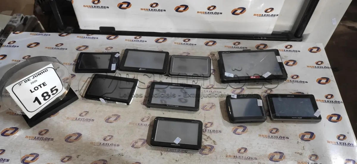 LOTE 185 - 09 APARELHOS DE GPS DE MARCAS E MODELOS DIVERSOS. (NO ESTADO) ATENÇÃO! FAZER A VISITAÇÃO ANTES DE ARREMATAR, NÃO SABEMOS SE FUNCIONA, LEILÃO NÃO TEM GARANTIA E NEM DEVOLUÇÃO, SUJEITO A POSSÍVEIS AVARIAS VISÍVEIS/OCULTAS E/OU AUSÊNCIA DE COMPONENTES.