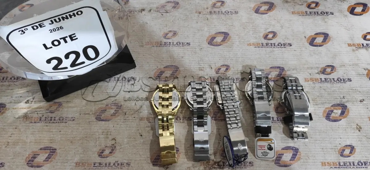 LOTE 220 - 05 RELÓGIOS DE PULSO. (NO ESTADO) ATENÇÃO! FAZER A VISITAÇÃO ANTES DE ARREMATAR, NÃO SABEMOS SE FUNCIONA, LEILÃO NÃO TEM GARANTIA E NEM DEVOLUÇÃO, SUJEITO A POSSÍVEIS AVARIAS VISÍVEIS/OCULTAS E/OU AUSÊNCIA DE COMPONENTES.