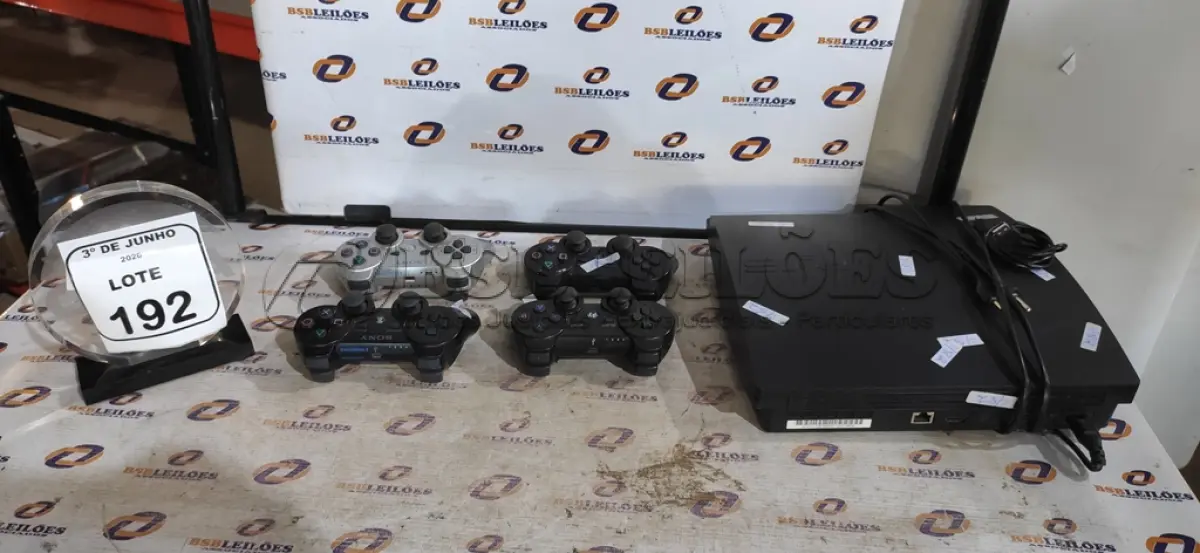 LOTE 192 - 01 PLAY STATION 3 E 04 CONTROLES. (NO ESTADO) ATENÇÃO! FAZER A VISITAÇÃO ANTES DE ARREMATAR, NÃO SABEMOS SE FUNCIONA, LEILÃO NÃO TEM GARANTIA E NEM DEVOLUÇÃO, SUJEITO A POSSÍVEIS AVARIAS VISÍVEIS/OCULTAS E/OU AUSÊNCIA DE COMPONENTES.