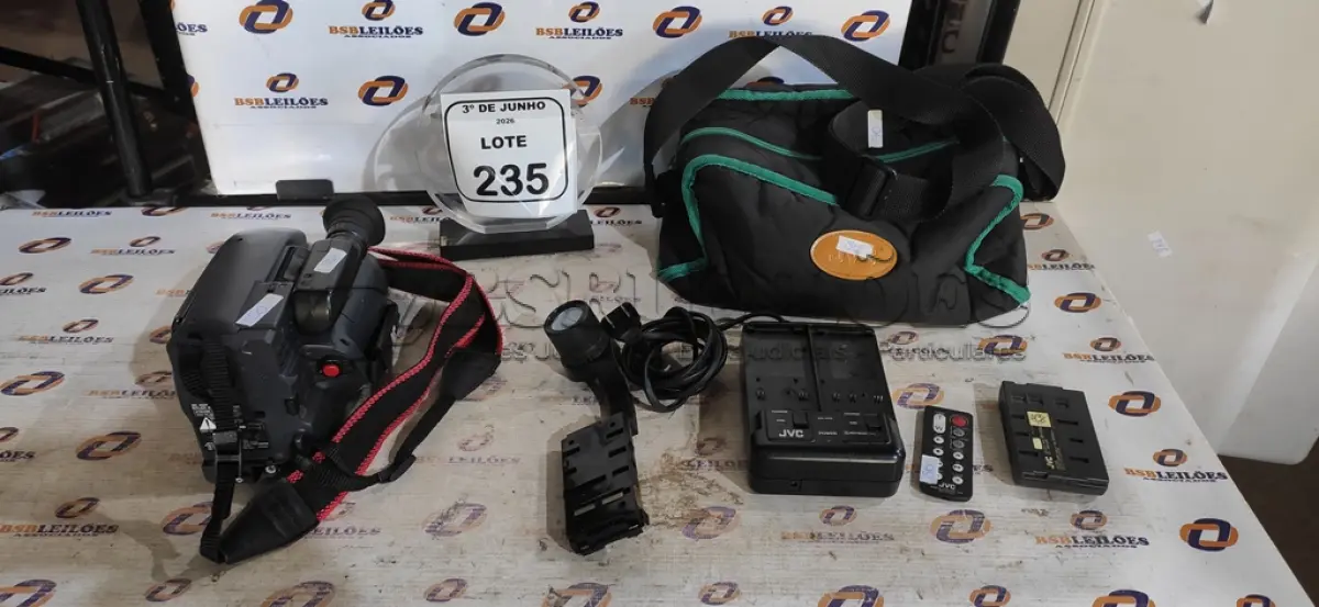 LOTE 235 - 01 FILMADORA MODELO GR-AX404 COM ACESSÓRIOS MARCA JVC. (NO ESTADO) ATENÇÃO! FAZER A VISITAÇÃO ANTES DE ARREMATAR, NÃO SABEMOS SE FUNCIONA, LEILÃO NÃO TEM GARANTIA E NEM DEVOLUÇÃO, SUJEITO A POSSÍVEIS AVARIAS VISÍVEIS/OCULTAS E/OU AUSÊNCIA DE COMPONENTES.