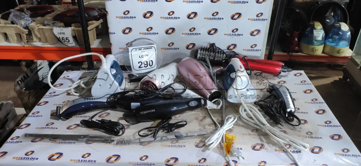 LOTE 290 - 02 FERROS DE PASSAR, 02 SECADORES DE CABELO, 01 ESCOVA DE CABELO, 02 MÁQUINAS DE CORTAR CABELO E 02 FACAS ELÉTRICAS MARCA MONDIAL. (NO ESTADO) ATENÇÃO! FAZER A VISITAÇÃO ANTES DE ARREMATAR, NÃO SABEMOS SE FUNCIONA, LEILÃO NÃO TEM GARANTIA E NEM DEVOLUÇÃO, SUJEITO A POSSÍVEIS AVARIAS VISÍVEIS/OCULTAS E/OU AUSÊNCIA DE COMPONENTES.