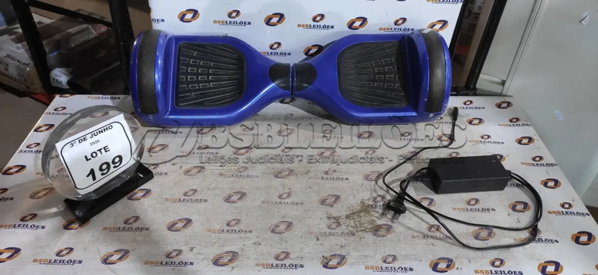 LOTE 199 - 01 HOVERBOARD COM CARREGADOR. (NO ESTADO) ATENÇÃO! FAZER A VISITAÇÃO ANTES DE ARREMATAR, NÃO SABEMOS SE FUNCIONA, LEILÃO NÃO TEM GARANTIA E NEM DEVOLUÇÃO, SUJEITO A POSSÍVEIS AVARIAS VISÍVEIS/OCULTAS E/OU AUSÊNCIA DE COMPONENTES.