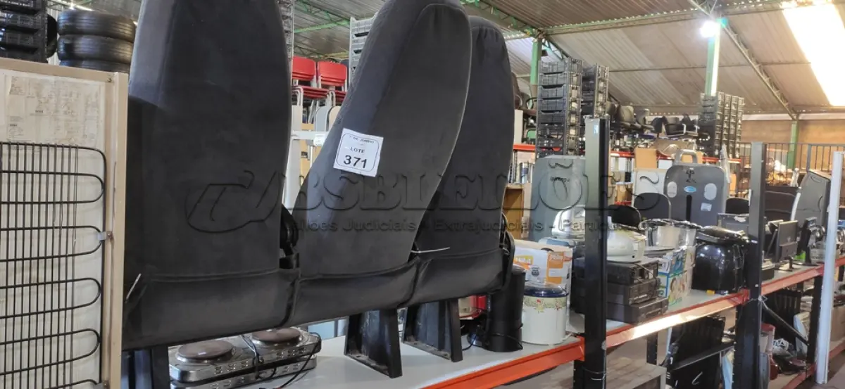 LOTE 371 - 03 BANCOS PARA VANS. (NO ESTADO) ATENÇÃO! FAZER A VISITAÇÃO ANTES DE ARREMATAR, NÃO SABEMOS SE FUNCIONA, LEILÃO NÃO TEM GARANTIA E NEM DEVOLUÇÃO, SUJEITO A POSSÍVEIS AVARIAS VISÍVEIS/OCULTAS E/OU AUSÊNCIA DE COMPONENTES.