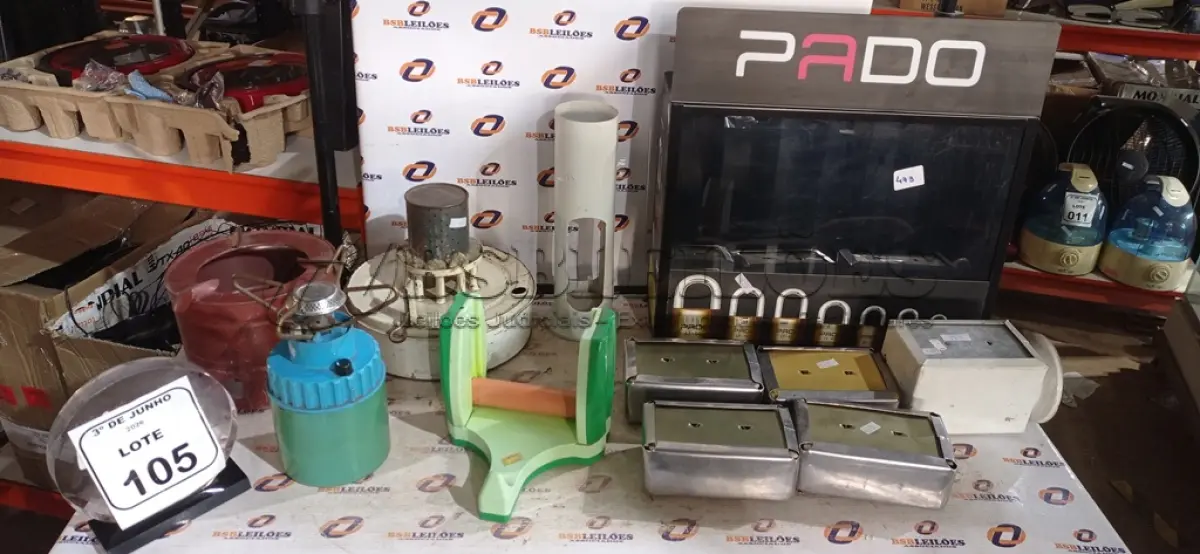 LOTE 105 - 02 FOGAREIROS PORTÁTEIS, 01 EXPOSITOR DE CADEADOS MARCA PADO E VÁRIOS PORTA GUARDANAPOS E PORTA CANUDOS. (NO ESTADO) ATENÇÃO! FAZER A VISITAÇÃO ANTES DE ARREMATAR, NÃO SABEMOS SE FUNCIONA, LEILÃO NÃO TEM GARANTIA E NEM DEVOLUÇÃO, SUJEITO A POSSÍVEIS AVARIAS VISÍVEIS/OCULTAS E/OU AUSÊNCIA DE COMPONENTES.