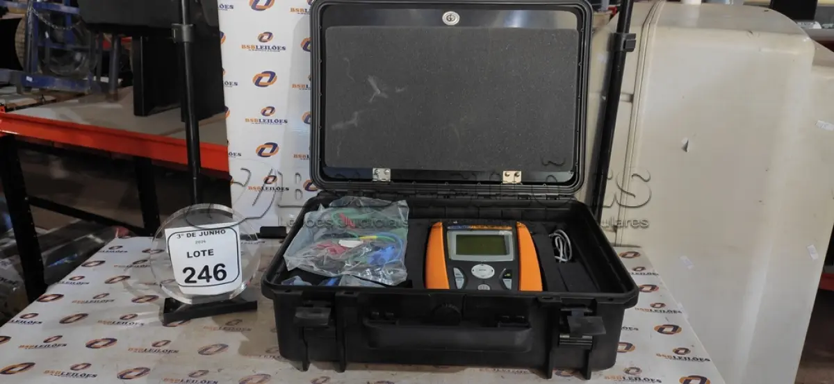 LOTE 246 - 01 TRAÇADOR CURVA IV 500W 1500V MARCA HT. (NO ESTADO) ATENÇÃO! FAZER A VISITAÇÃO ANTES DE ARREMATAR, NÃO SABEMOS SE FUNCIONA, LEILÃO NÃO TEM GARANTIA E NEM DEVOLUÇÃO, SUJEITO A POSSÍVEIS AVARIAS VISÍVEIS/OCULTAS E/OU AUSÊNCIA DE COMPONENTES.