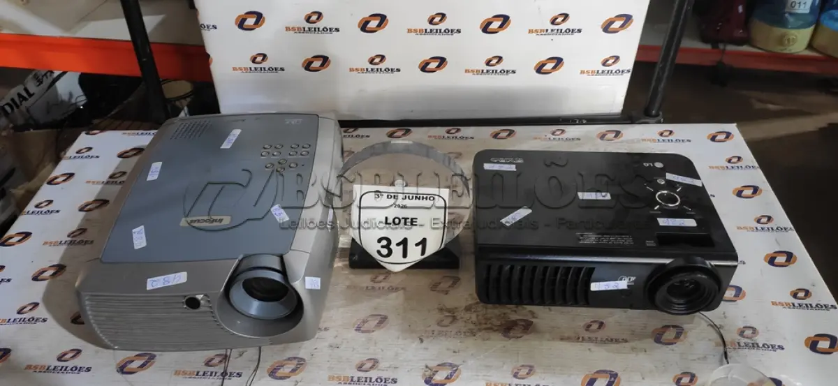 LOTE 311 - 02 PROJETORES MARCAS LG E INFOCUS. (NO ESTADO) ATENÇÃO! FAZER A VISITAÇÃO ANTES DE ARREMATAR, NÃO SABEMOS SE FUNCIONA, LEILÃO NÃO TEM GARANTIA E NEM DEVOLUÇÃO, SUJEITO A POSSÍVEIS AVARIAS VISÍVEIS/OCULTAS E/OU AUSÊNCIA DE COMPONENTES.
