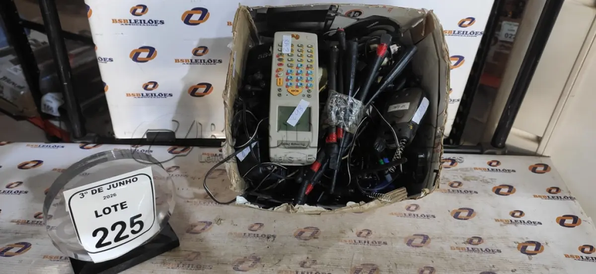 LOTE 225 - 01 LOTE COM GRANDE QUANTIDADE DE ANTENAS E PEÇAS PARA RÁDIOS COMUNICADORES. (NO ESTADO) ATENÇÃO! FAZER A VISITAÇÃO ANTES DE ARREMATAR, NÃO SABEMOS SE FUNCIONA, LEILÃO NÃO TEM GARANTIA E NEM DEVOLUÇÃO, SUJEITO A POSSÍVEIS AVARIAS VISÍVEIS/OCULTAS E/OU AUSÊNCIA DE COMPONENTES.