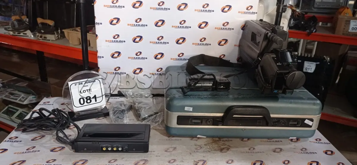LOTE 081 - 01 FILMADORA OMNIMOVIE VHS MODELO PV-320 COM MALETA MARCA PANASONIC. (NO ESTADO) ATENÇÃO! FAZER A VISITAÇÃO ANTES DE ARREMATAR, NÃO SABEMOS SE FUNCIONA, LEILÃO NÃO TEM GARANTIA E NEM DEVOLUÇÃO, SUJEITO A POSSÍVEIS AVARIAS VISÍVEIS/OCULTAS E/OU AUSÊNCIA DE COMPONENTES.